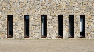 Kırsal taş duvar arkaplanındaki pencere