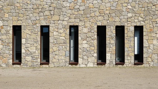 Kırsal taş duvar arkaplanındaki pencere