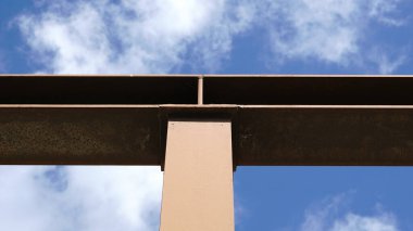 mavi gökyüzü arkaplanına karşı şekillendirilmiş çelik kiriş