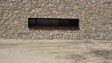 Kırsal taş duvar arkaplanına karşı pencere