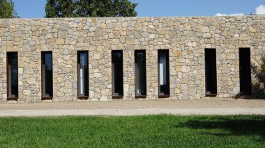 Kırsal taş duvar arkaplanına karşı pencereler