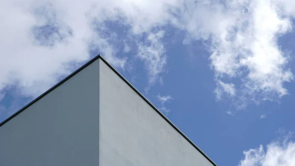 Белый Фасад Против Голубого Неба — стоковое фото