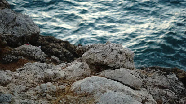 Pobřeží Skály Proti Modrému Moři — Stock fotografie