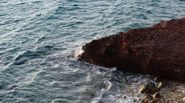 Mavi denize karşı sahil kayaları