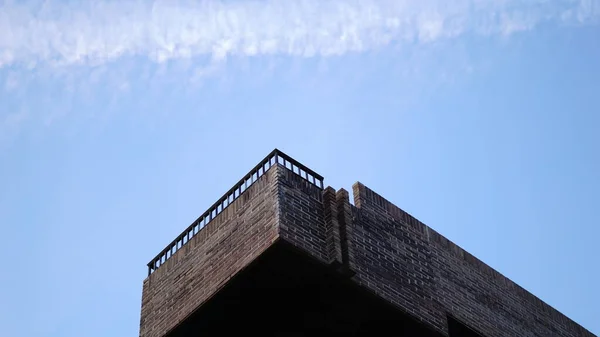 Цегляний Балкон Тлі Блакитного Неба — стокове фото