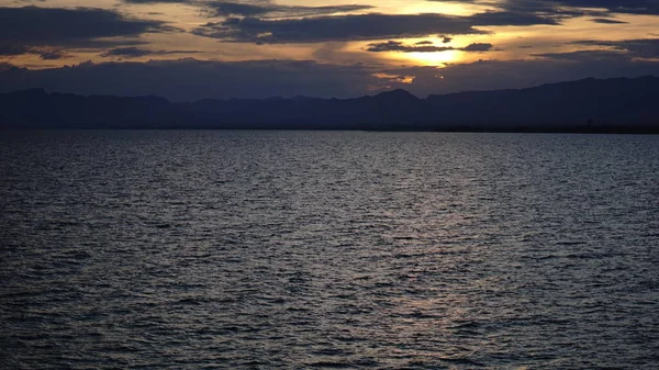 Denizin Önündeki Bulutlar Arasında Gün Batımı — Stok fotoğraf