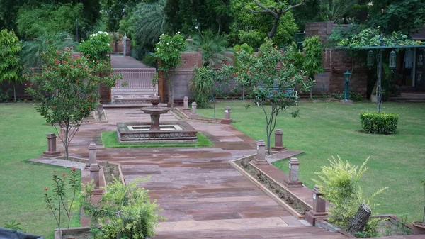 Ruhiger Stadtpark Mit Brunnen — Stockfoto