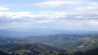 Orman dağ arkası ve gökyüzüne karşı