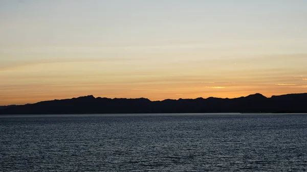 Zee Berg Silhouet Bij Zonsondergang — Stockfoto