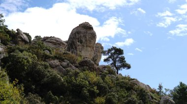 dağ kayaları gökyüzü arka planına karşı