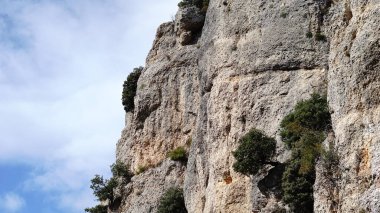 Mavi gökyüzüne karşı kayalık dağlar