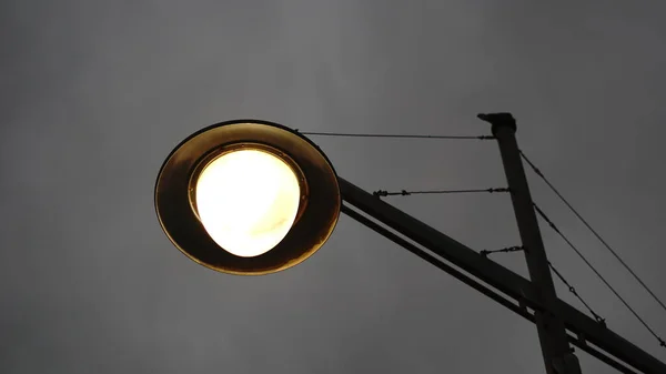 Rustikale Städtische Straßenlaterne Vor Bewölktem Himmel — Stockfoto