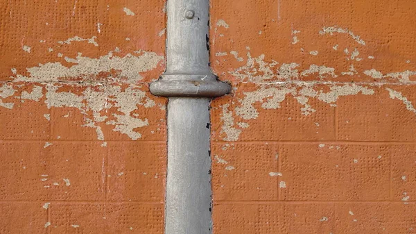 金属の柱を持つベージュの壁の背景 — ストック写真