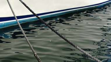 Limanda bir balıkçı teknesini bağlayan halatlar.