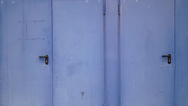 Синие Двери Против Синей Стены — стоковое фото