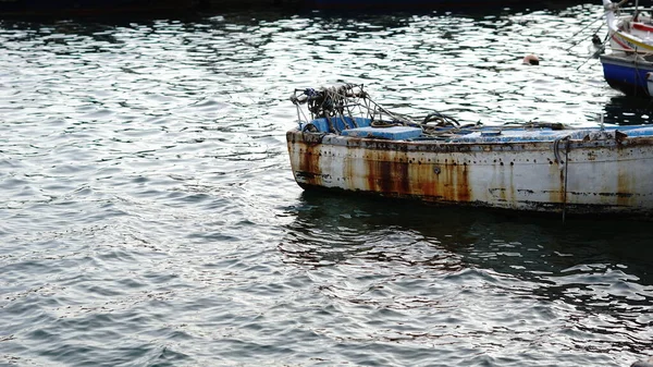 Piccola Barca Pesca Abbandonata Nel Porto — Foto Stock