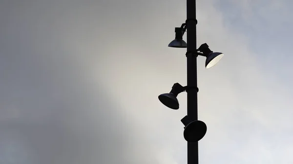 Silueta Farola Urbana Con Diferentes Puntos Luz —  Fotos de Stock