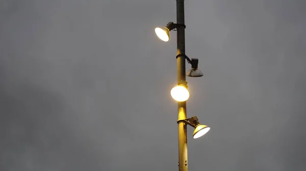 Stedelijke Lantaarnpaal Met Verschillende Lichtpunten Nachts — Stockfoto