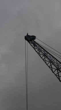 kargo vinci gökyüzü arka planına karşı