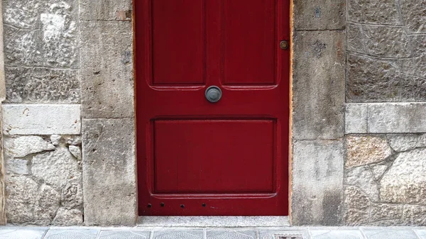 Porte Rouge Sur Fond Pierre — Photo