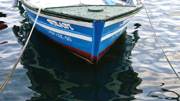 Övergiven Fiskebåt Förtöjd Hamnen — Stockfoto
