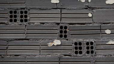 Duvarlar koyu griye boyanmış.