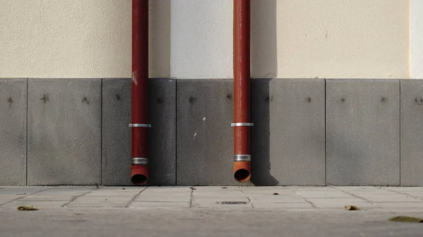 ファサードに対する赤い排水管 — ストック写真
