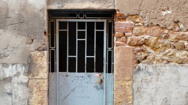 Demir kapıya karşı taş cephe