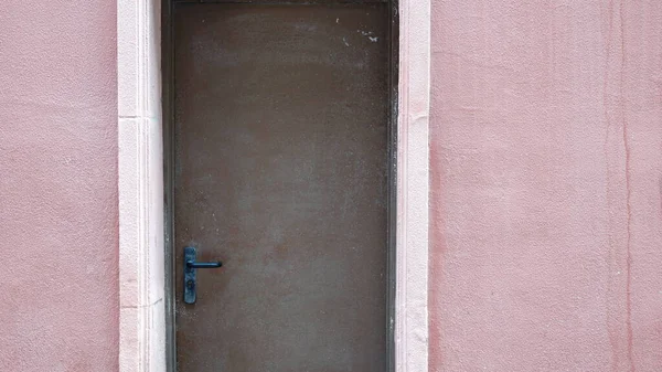 Porta Ferro Contra Fachada Cimento Rosa — Fotografia de Stock