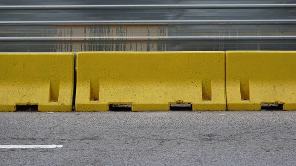 Proteções Cimento Amarelo Contra Fundo Metálico — Fotografia de Stock