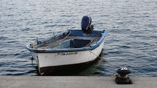 Verlaten Roestige Vissersboot — Stockfoto