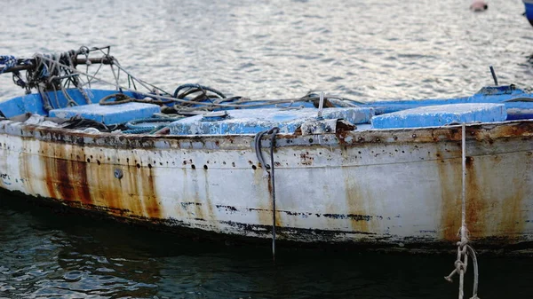 Verlassenes Und Rostiges Fischerboot — Stockfoto
