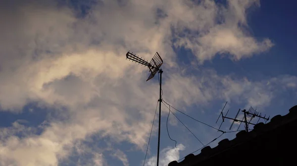 Τηλεοπτική Σιλουέτα Κεραίας Στον Συννεφιασμένο Ουρανό — Φωτογραφία Αρχείου