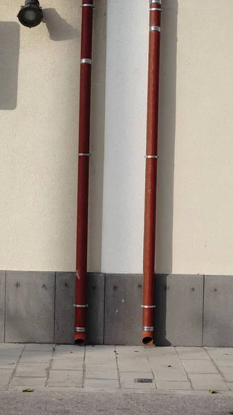 kırmızı borular ön cephede