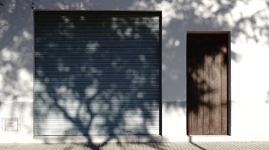 Ağaç gölgesi arkaplanı olan ev cephesi