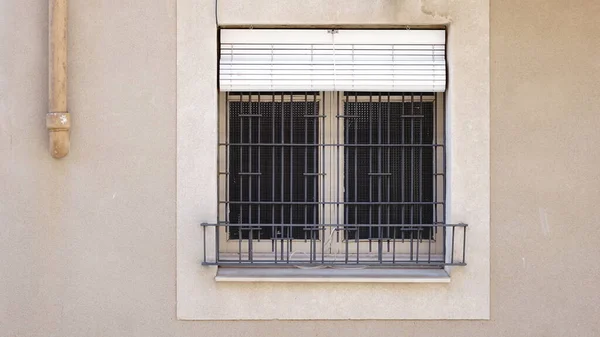 Ventana Con Rejilla Contra Fachada — Foto de Stock