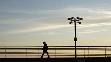 Tanımlanamayan adam silueti ve akşamları güvenlik kameraları.