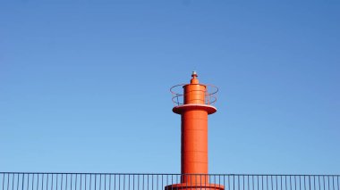 Mavi arkaplana karşı kırmızı deniz feneri