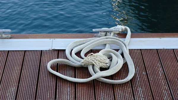 船坞上的系泊和缆绳 — 图库照片