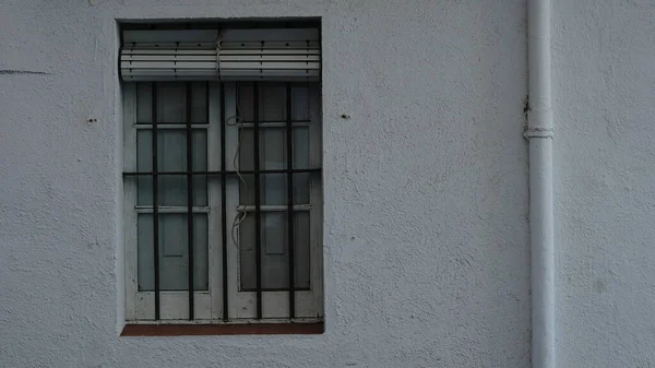 Rustikales Fenster Mit Gitter Und Rollladen — Stockfoto