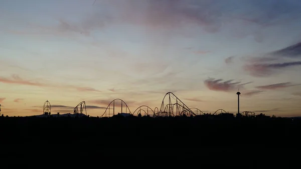 Achterbahnsilhouette Bei Sonnenuntergang — Stockfoto