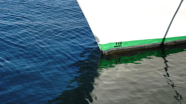 Limana Demir Atmış Büyük Bir Gemi — Stok fotoğraf