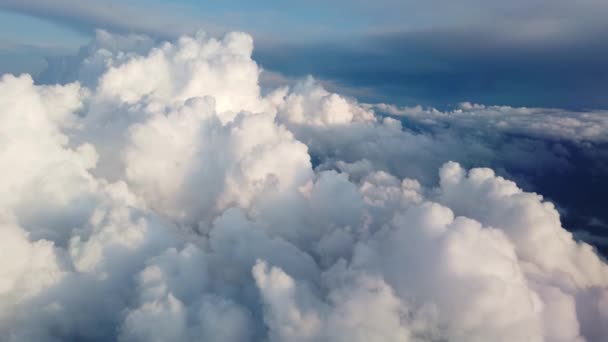 Belle nuvole illuminate dalla luce morbida del sole galleggiante sopra terra e formando strati. — Video Stock