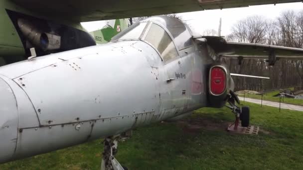 Régi katonai repülőgép látható egy múzeumban. — Stock videók