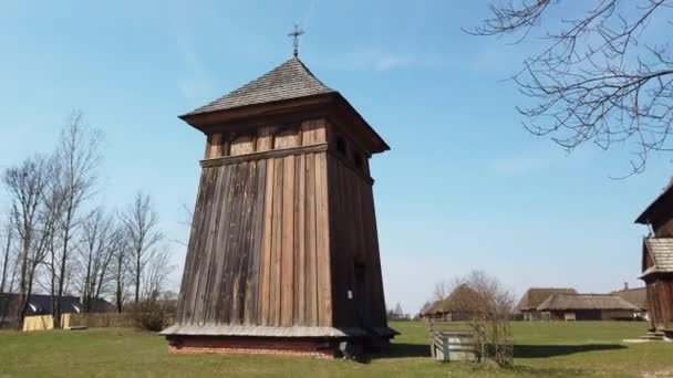 Iglesia de madera en un antiguo pueblo celta de principios del siglo XX . — Vídeo de stock