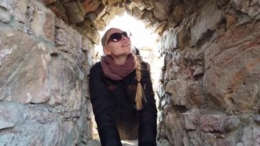 Avrupa 'da eski bir kalenin duvarlarını teftiş eden bir kız..