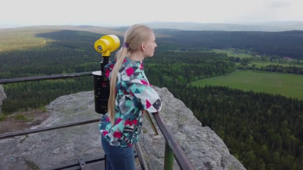Kvinna tittar på en vacker utsikt på toppen av ett berg. — Stockvideo