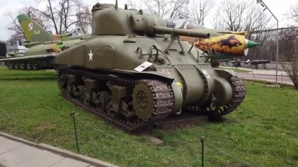 Tanques de batalla exhibidos en un museo . — Vídeo de stock