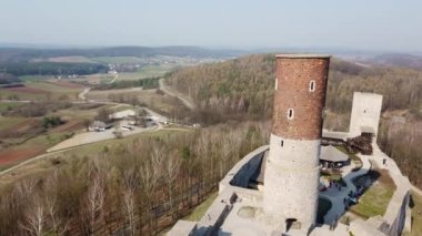 Eski şatonun kulesinden bak.