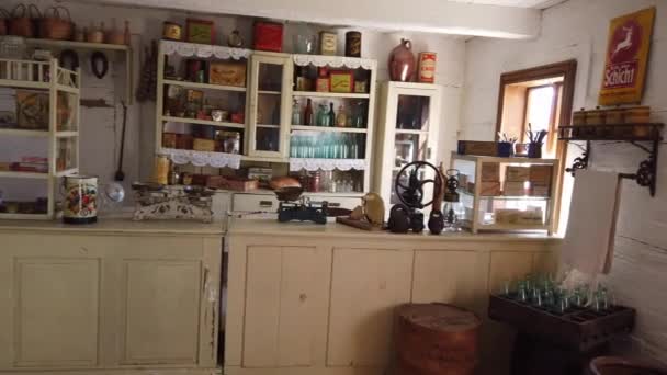 Tienda de alimentos en un antiguo pueblo celta europeo — Vídeos de Stock